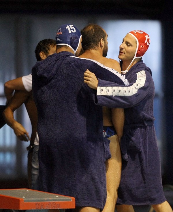 «Σέρνει» τον Ολυμπιακό μέχρι το... Λαιμό, η Βουλιαγμένη! (photos)