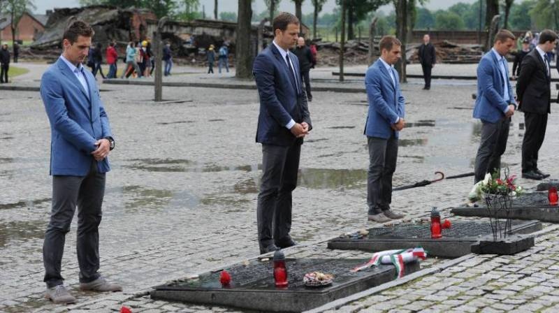 Euro 2012: Επισκέφθηκε το Άουσβιτς η Γερμανία (photos)