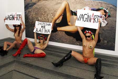 Η γυμνή… πλευρά του Euro 2012 (photos+videos)