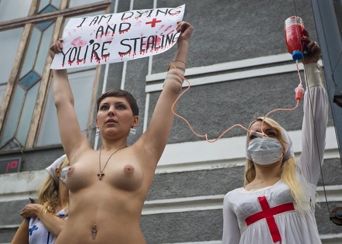 Η γυμνή… πλευρά του Euro 2012 (photos+videos)
