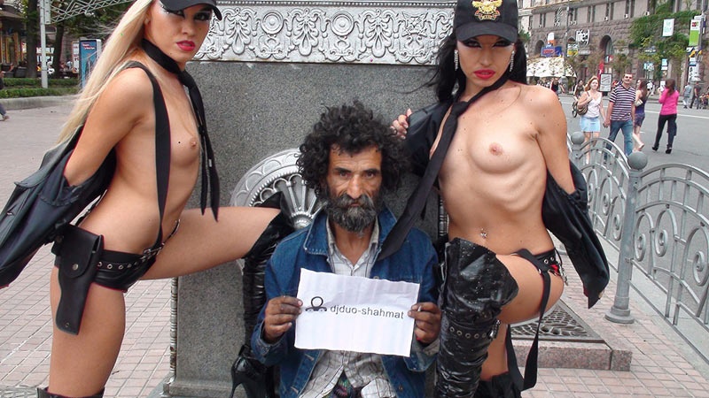 Η γυμνή… πλευρά του Euro 2012 (photos+videos)
