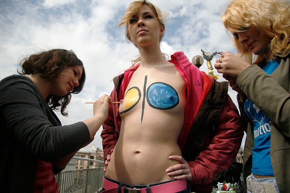 Η γυμνή… πλευρά του Euro 2012 (photos+videos)