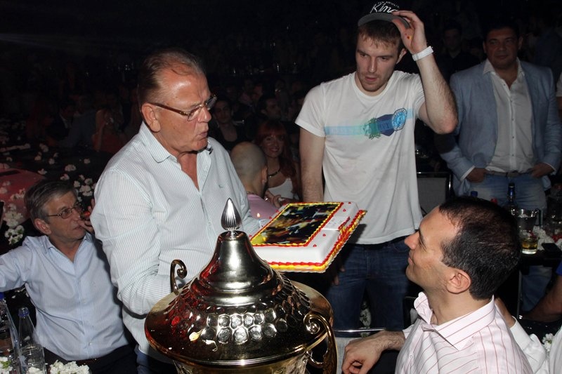 Με τις δύο κούπες ο Ολυμπιακός στον Βέρτη! (videos+photos)