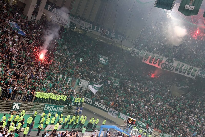 Στο πλευρό του «εξάστερου» οι οπαδοί του (photos)