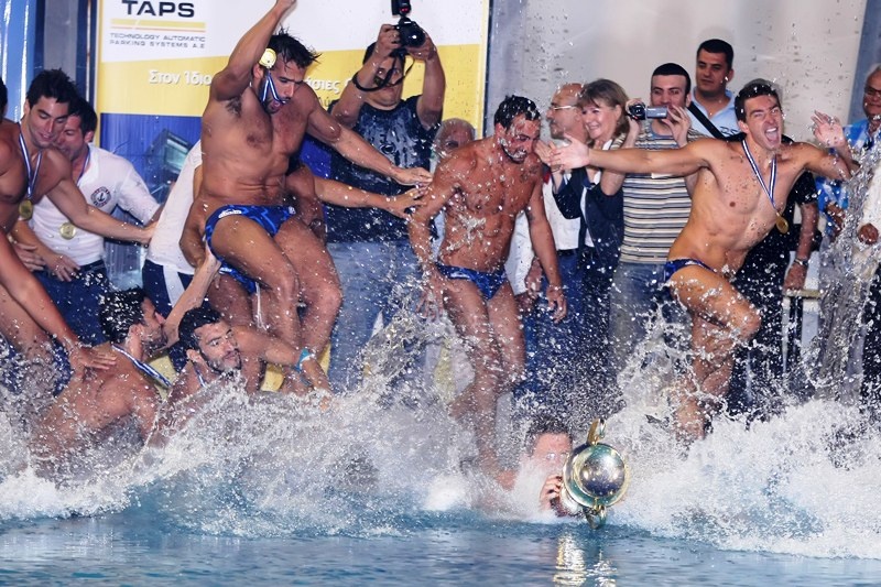 Τα σήκωσε όλα η Βουλιαγμένη! (video+photos)