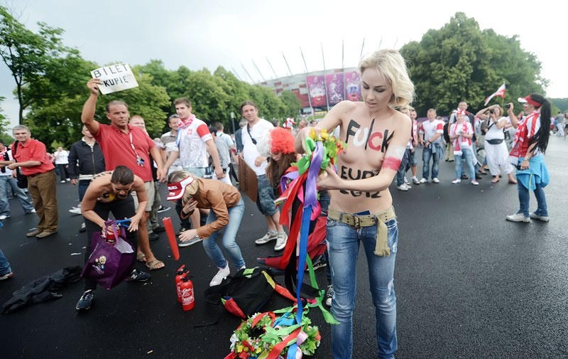 Διαμαρτυρία της FEMEN στο Πολωνία – Ελλάδα (photos+video)