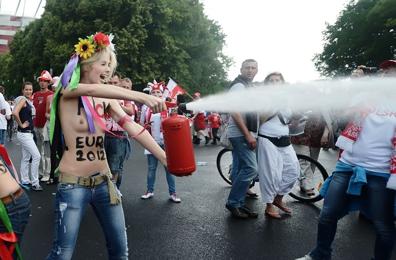 Διαμαρτυρία της FEMEN στο Πολωνία – Ελλάδα (photos+video)