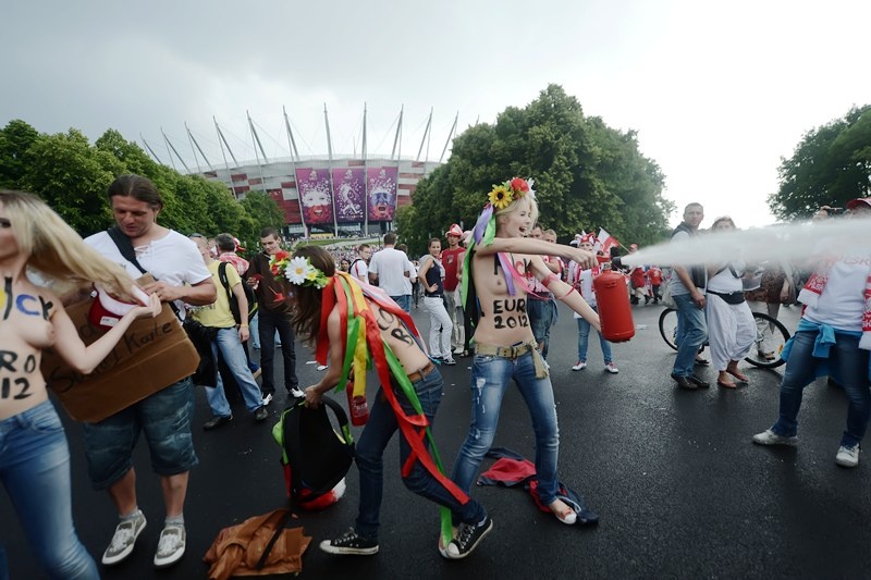 Διαμαρτυρία της FEMEN στο Πολωνία – Ελλάδα (photos+video)