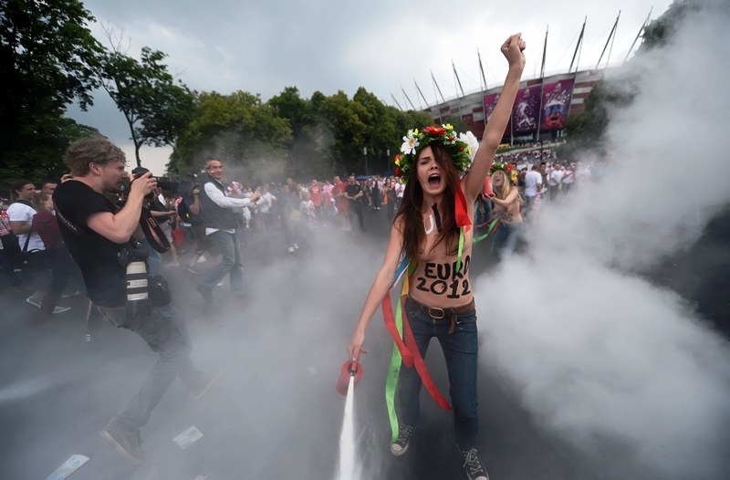 Διαμαρτυρία της FEMEN στο Πολωνία – Ελλάδα (photos+video)