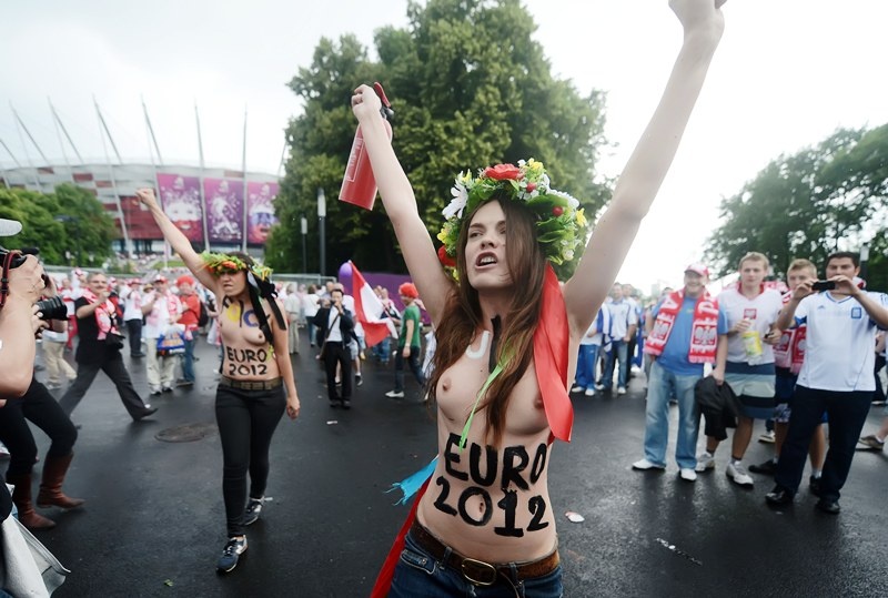 Διαμαρτυρία της FEMEN στο Πολωνία – Ελλάδα (photos+video)