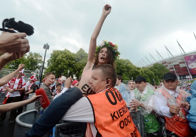 Διαμαρτυρία της FEMEN στο Πολωνία – Ελλάδα (photos+video)