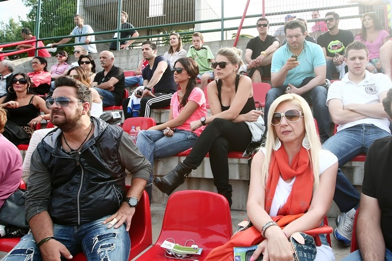 «Έβαψε»... μπλε και το Λεγκιόνοβο ο «Φάρος» (photos+videos)