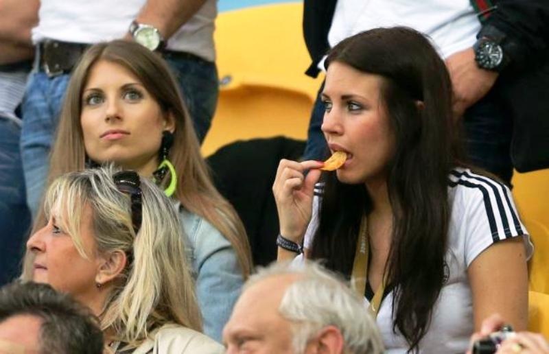 Euro 2012: Στο πλευρό των παικτών οι WAGs (photos)