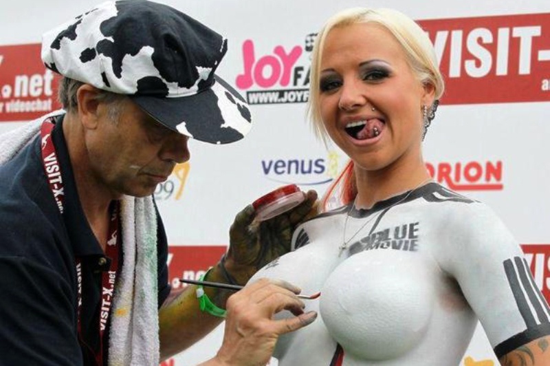 Το body painting στην... υπηρεσία της στρογγυλής Θεάς! (video+photos) part1