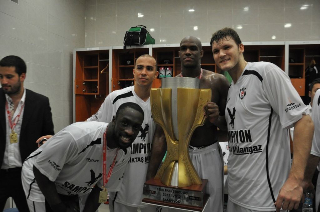 Τα πανηγύρια Μπεσίκτας και Έρτσεγκ για το Triple Crown (photos)