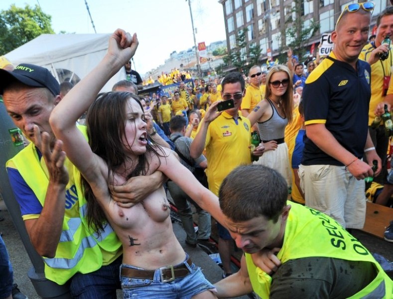 Euro 2012: Η FEMEN επέστρεψε (photos)