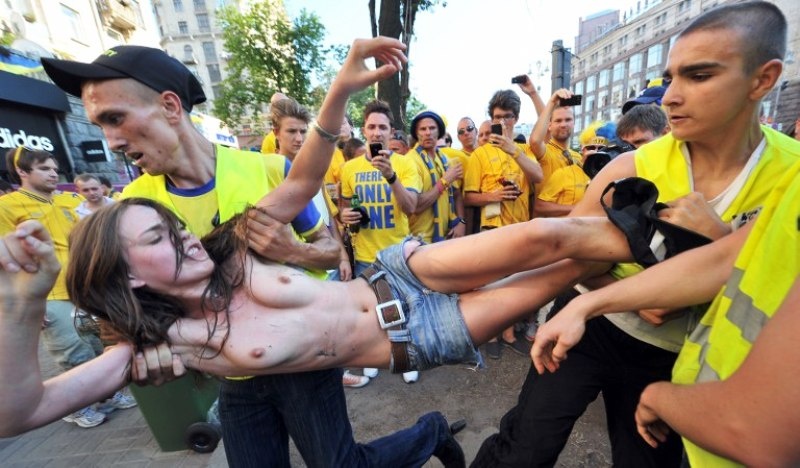 Euro 2012: Η FEMEN επέστρεψε (photos)