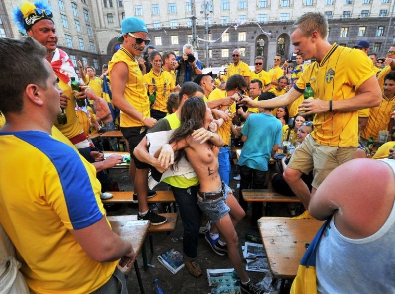 Euro 2012: Η FEMEN επέστρεψε (photos)