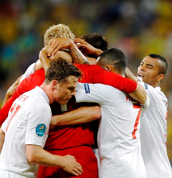 Euro 2012: Κορυφαία Αγγλία με Ρούνεϊ (photos+video)