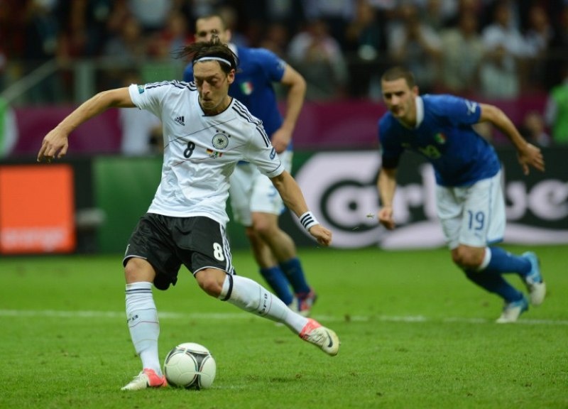 Euro 2012: Ο Μάριο… το μαύρο πιστόλι! (photos+videos)