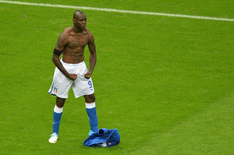 Euro 2012: Ο Μάριο… το μαύρο πιστόλι! (photos+videos)
