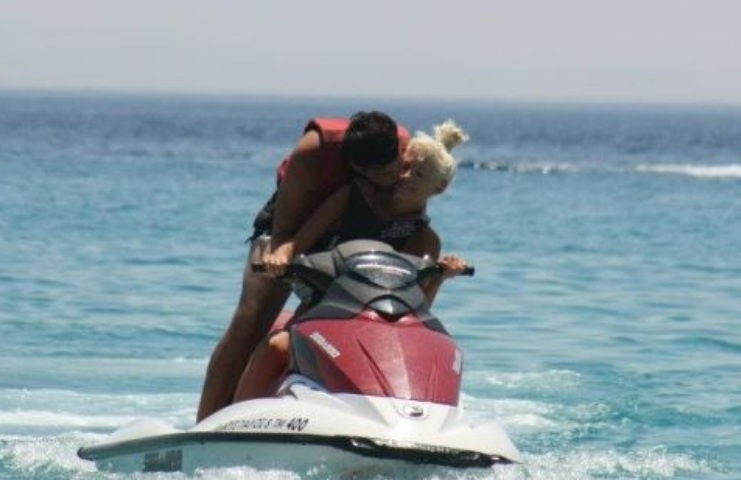 Τα καυτά φιλιά της Τζούλιας Αλεξανδράτου με τον Κριστιάν (photos)