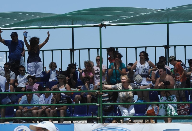 Γκολ και θέαμα στο 1ο Πανελλήνιο Βeach Soccer (2η μέρα)