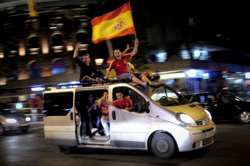 Euro 2012: Ξημέρωσαν… πανηγυρίζοντας οι Ισπανοί! (photos+videos)