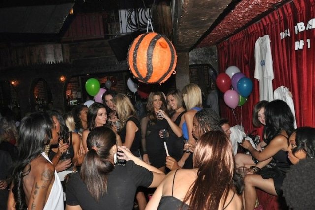 Έχει πάρτι σήμερα! Με… εσώρουχα (video+photos)