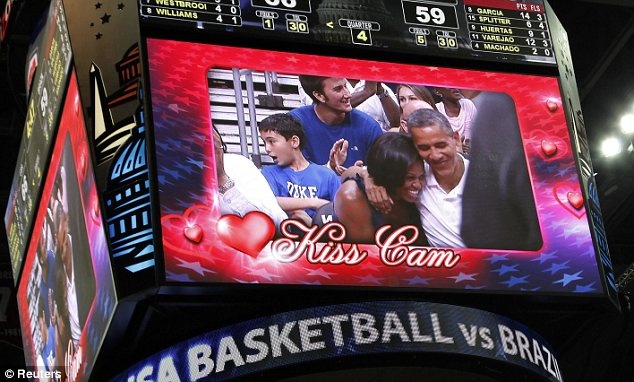 Το ζεύγος Ομπάμα στην Kiss Cam (photos+videos)