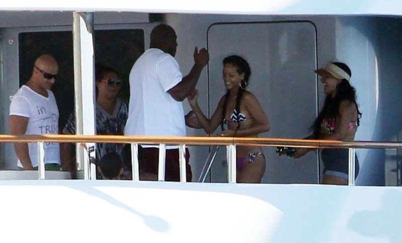 Ο υψηλός προσκεκλημένος της Ριάνα (photos)