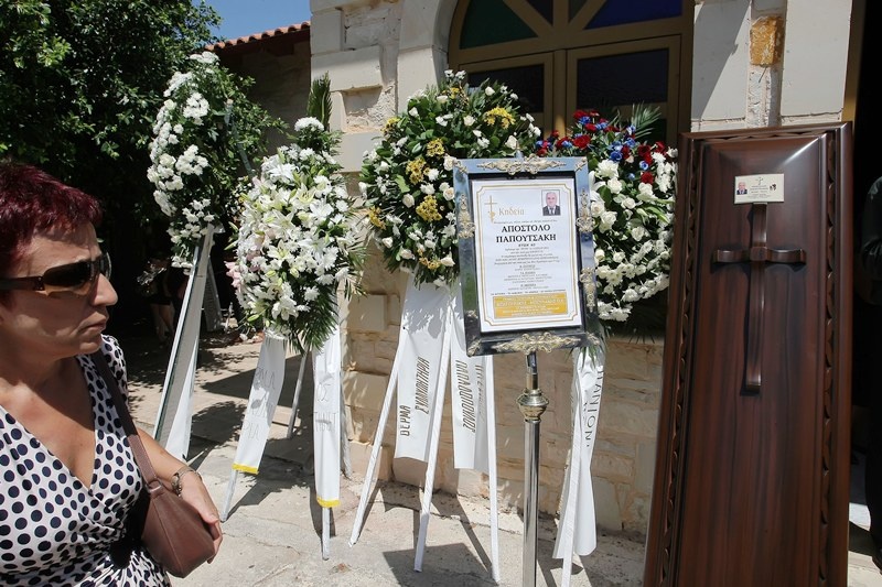 Συγκίνηση και πλήθος κόσμου στο τελευταίο αντίο στον Παπουτσάκη (photos)