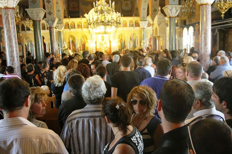 Συγκίνηση και πλήθος κόσμου στο τελευταίο αντίο στον Παπουτσάκη (photos)