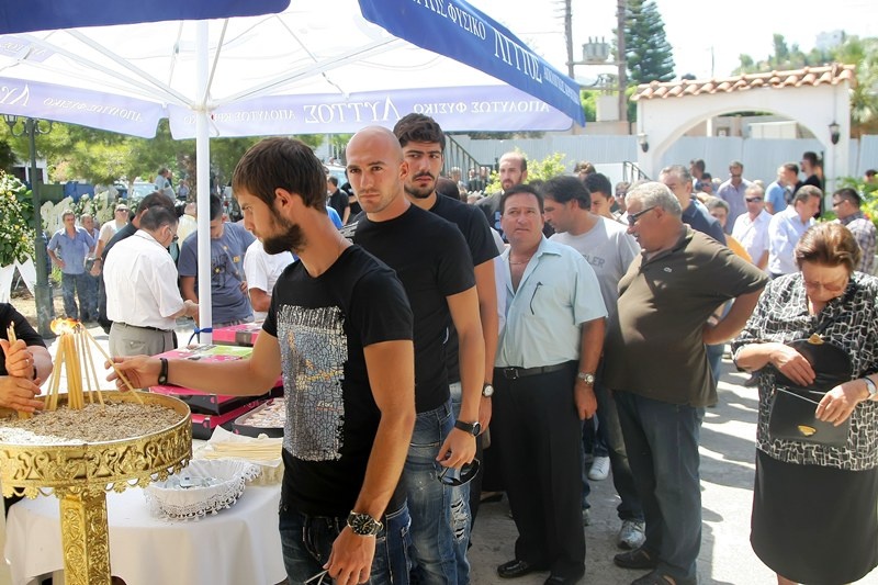 Συγκίνηση και πλήθος κόσμου στο τελευταίο αντίο στον Παπουτσάκη (photos)