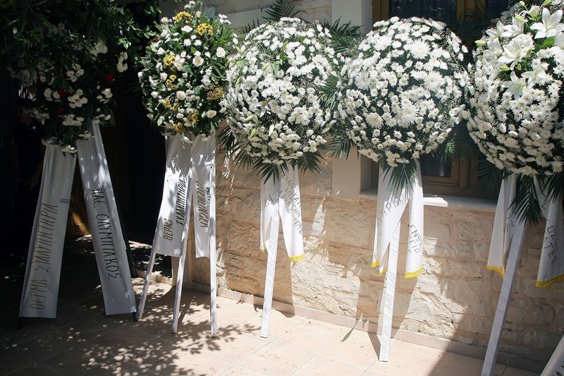 Συγκίνηση και πλήθος κόσμου στο τελευταίο αντίο στον Παπουτσάκη (photos)