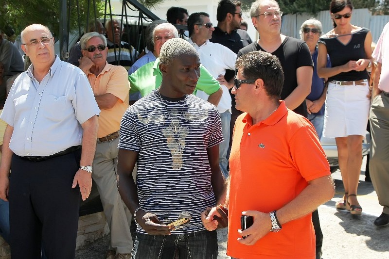 Συγκίνηση και πλήθος κόσμου στο τελευταίο αντίο στον Παπουτσάκη (photos)