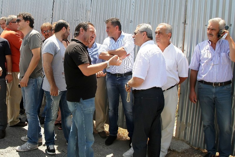 Συγκίνηση και πλήθος κόσμου στο τελευταίο αντίο στον Παπουτσάκη (photos)