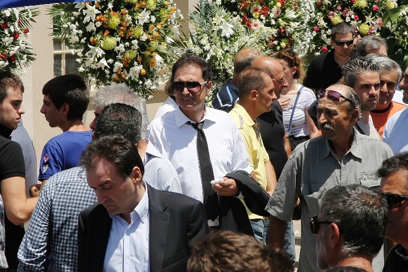 Συγκίνηση και πλήθος κόσμου στο τελευταίο αντίο στον Παπουτσάκη (photos)