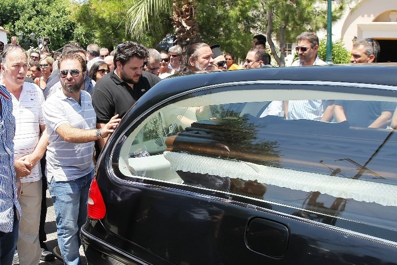 Συγκίνηση και πλήθος κόσμου στο τελευταίο αντίο στον Παπουτσάκη (photos)