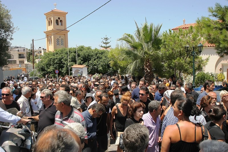 Συγκίνηση και πλήθος κόσμου στο τελευταίο αντίο στον Παπουτσάκη (photos)