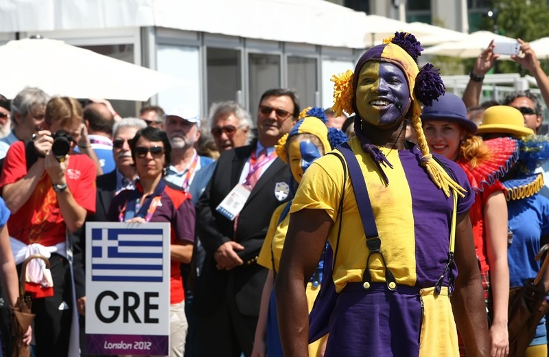 Υψώθηκε η ελληνική σημαία στο Ολυμπιακό χωριό (photos)