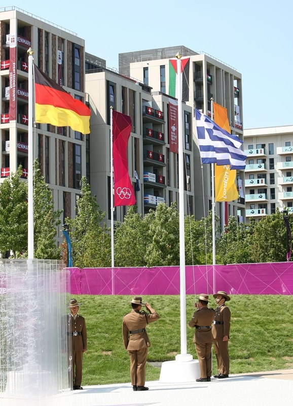 Υψώθηκε η ελληνική σημαία στο Ολυμπιακό χωριό (photos)