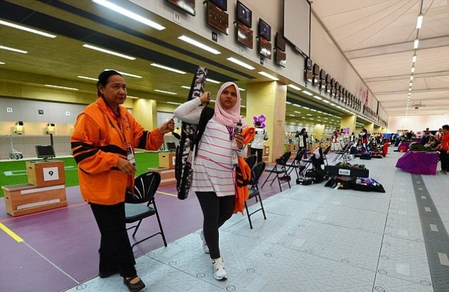 Σε προχωρημένη εγκυμοσύνη η Μαλαισιανή σκοποβόλος! (photos)