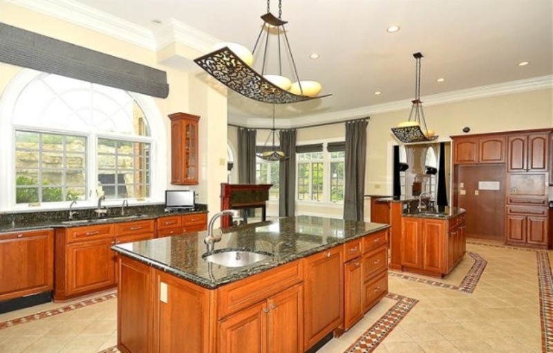 Πουλάει το… φτωχόσπιτό του ο Αρίνας (photos)