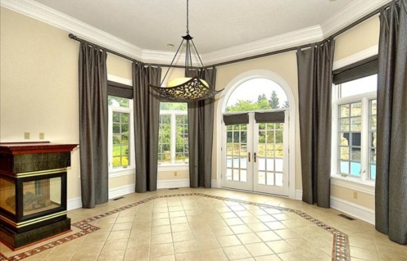 Πουλάει το… φτωχόσπιτό του ο Αρίνας (photos)