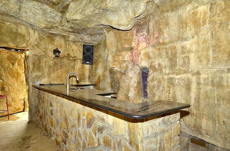 Πουλάει το… φτωχόσπιτό του ο Αρίνας (photos)