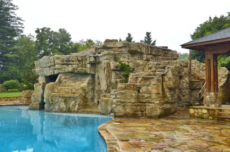 Πουλάει το… φτωχόσπιτό του ο Αρίνας (photos)