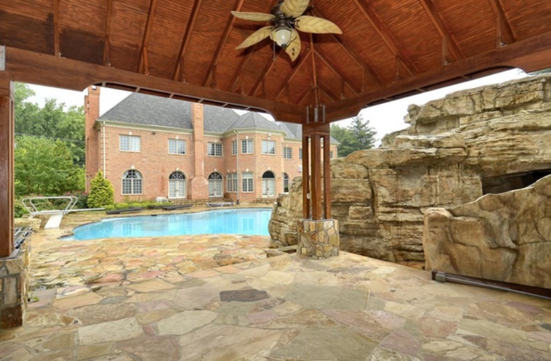 Πουλάει το… φτωχόσπιτό του ο Αρίνας (photos)