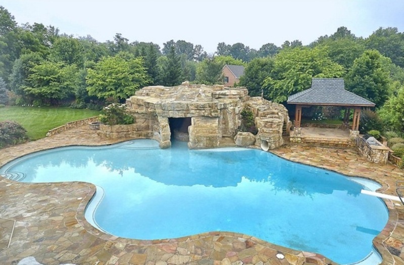 Πουλάει το… φτωχόσπιτό του ο Αρίνας (photos)