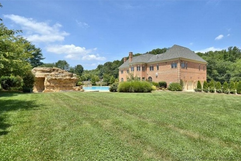 Πουλάει το… φτωχόσπιτό του ο Αρίνας (photos)